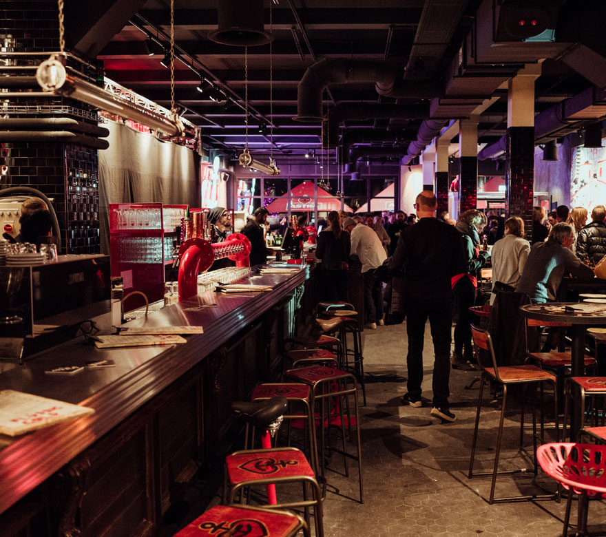 Die heiligen Hallen der Astra St.Pauli Brauerei: Tisch klarmachen.