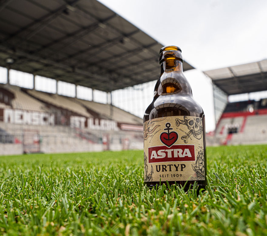 Im Millerntor Stadion wird nicht nur Fußball gespielt, sondern auch Astra getrunken.