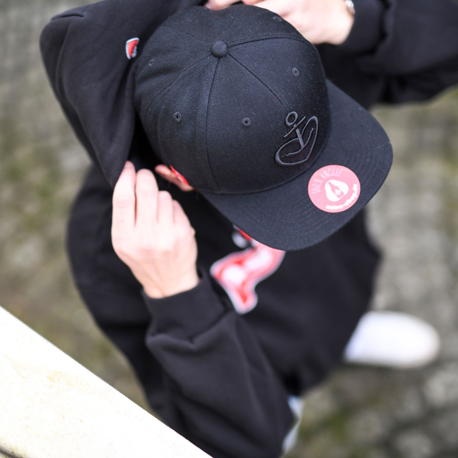 Snapback Cap „Herzanker“, schwarz/schwarz