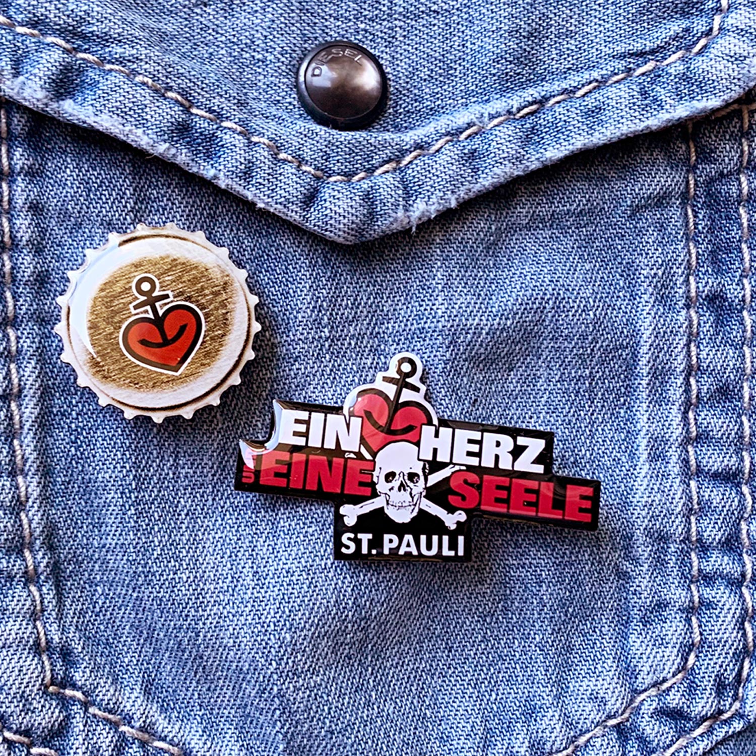 Astra Ansteck Pin 2er Set „Ein Herz + Kronkorken“