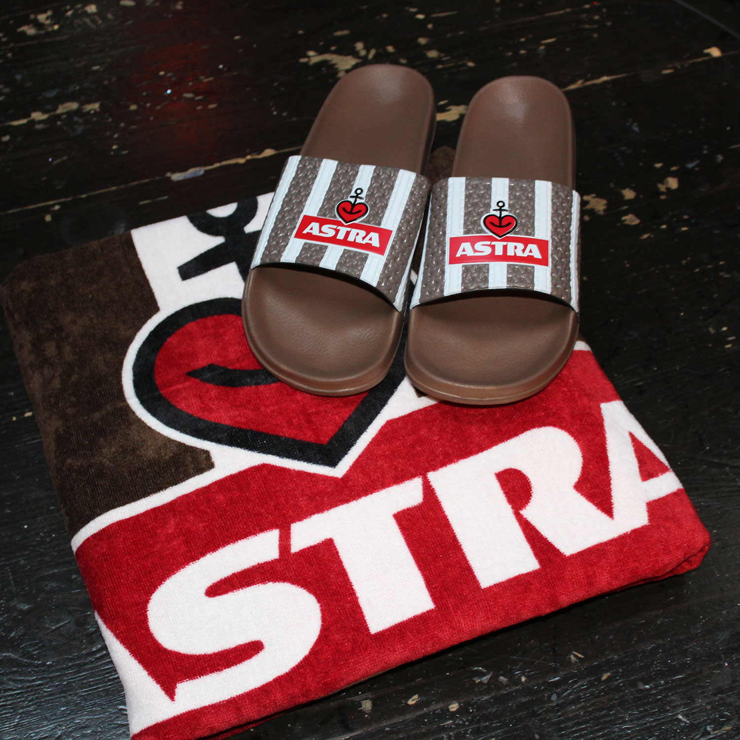 Astra Traditionsspecial Strandtuch und Badeschlappen